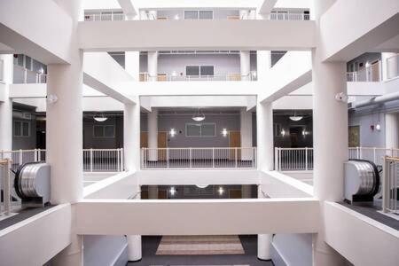 Cozysuites - 2Br With Direct Skybridge Access #5 インディアナポリス エクステリア 写真