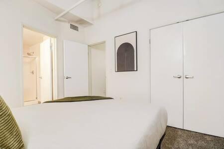 Cozysuites - 2Br With Direct Skybridge Access #5 インディアナポリス エクステリア 写真