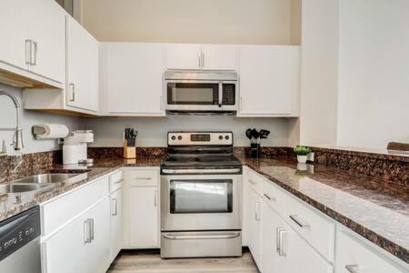 Cozysuites - 2Br With Direct Skybridge Access #5 インディアナポリス エクステリア 写真