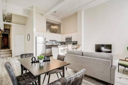 Cozysuites - 2Br With Direct Skybridge Access #5 インディアナポリス エクステリア 写真
